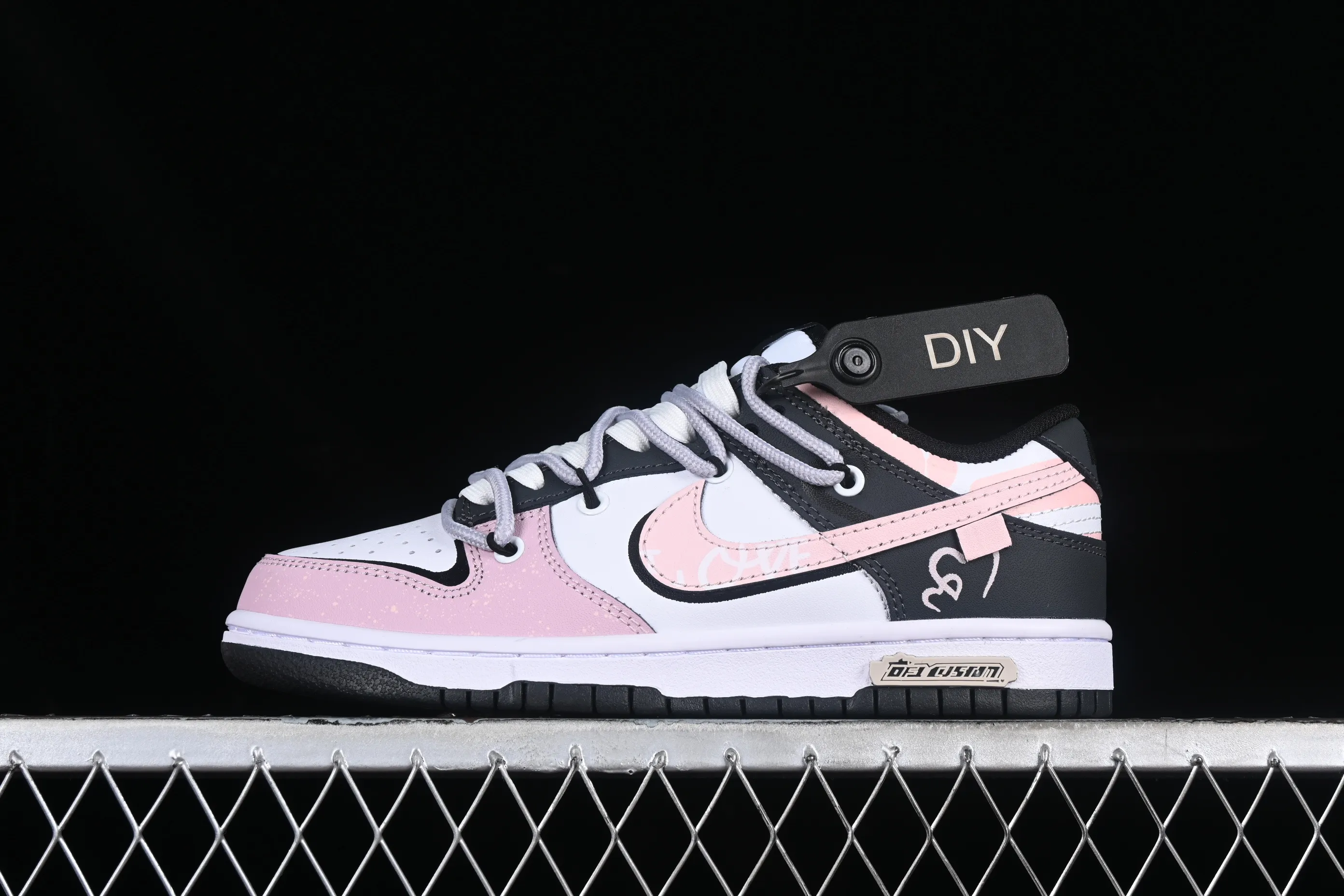 All categories Nk SB Dunk series Nk SB Dunk Low low-top sneakers Nk Dunk Low DaVinci custom romantic heartbeat LOVE love love graffiti splash ink SB strap low-top casual sneakers CW1590-100